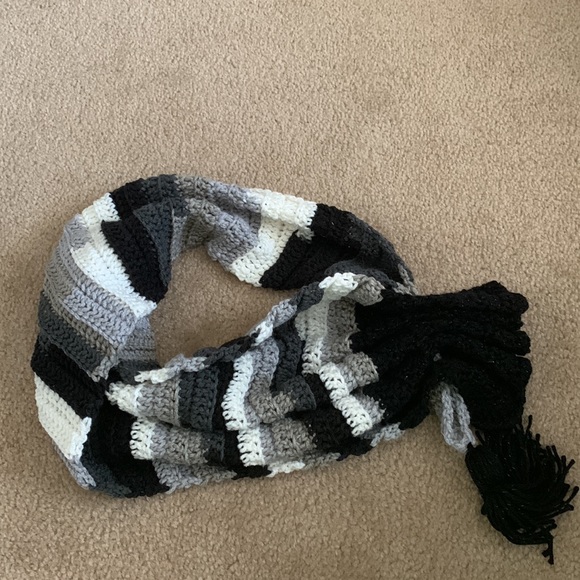 Womens crocheted scarf - Picture 7 of 7